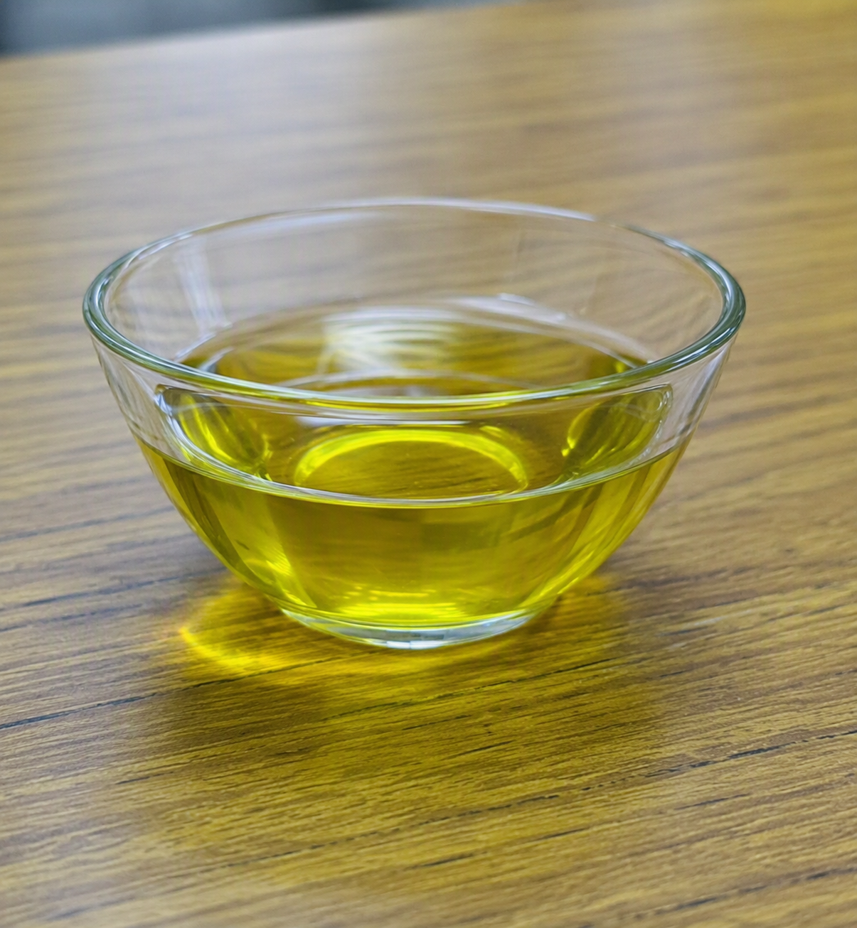 玻璃碗中的純粹苦茶油